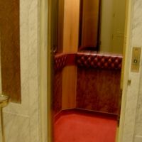 エレベーターも上品