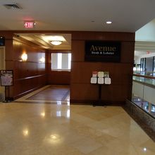 下りエスカレ−ター左側に入り口があります。