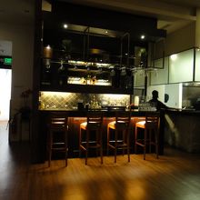 入り口入った正面のバーカウンターです。