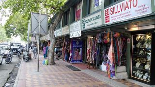 意外と庶民的な通りです