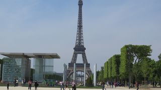 エッフェル塔、エコールミリテール、モンパルナスタワーが一直線