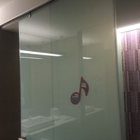 隣合うトイレとシャワーブースの共通のスライドドア