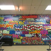 内装はアートでいっぱい