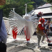 弥栄神社前。本殿前に陣どったカメラマンは追い出されてました