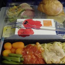 行きの機内食（トマトとチキン、盛り付けも綺麗）