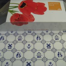 行きの機内食（皿の下も風車やチューリップが可愛い）