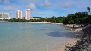 市街地にある綺麗なビーチ