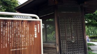 六面の石灯籠にお地蔵さんが彫られています