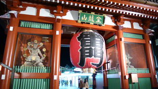 夜の雷門はとても風情を感じます