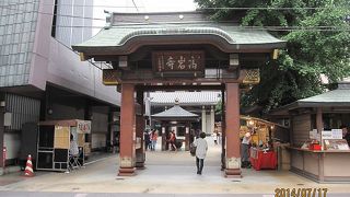 ご本尊は「とげぬき地蔵」として有名な、霊験あらたかな延命地蔵菩薩です。