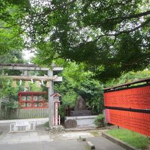 朱色の玉垣が印象的。