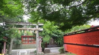 新緑の芸能神社。