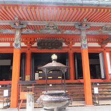 朱色の本堂が印象的。