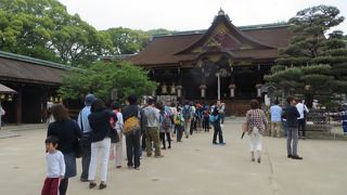 社殿は国宝。長い行列。