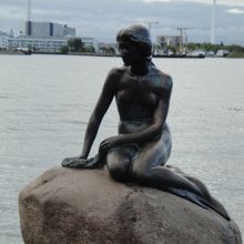 背景が工場地帯