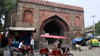 ニューデリー駅近くの城門