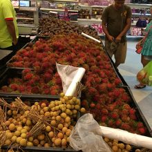 奥からマンゴスチン、ランブータン、ロンガン