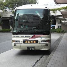 新百合ヶ丘駅に到着する成田行き小田急空港バス。