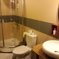 シャワー室から水漏れが激しかった。