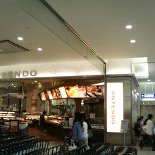 お店脇のテーブルとイスで休めます。