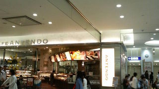 ショッピングモール内で気楽に休めるパン屋さん