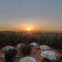クサールギレン サハラ砂漠の真ん中で、夕日と朝日、天の川を目に焼き付けるテントホテル