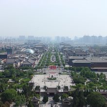 塔から西安の街並みを見下ろす