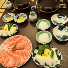 すき焼きが始まります。サシが美しいです