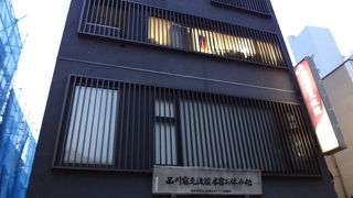 周囲と異質の建物です