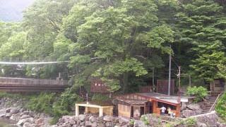 川原に露天風呂があります