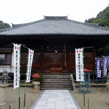 寄棟造桟瓦葺の本堂。小牧・長久手の戦い後1657年の再建。