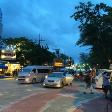 パトンビーチの前の通り