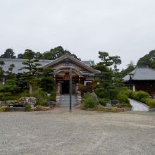駐車場からの小松寺全景。大日堂前庭が目を引きます。