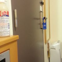 ベッドの頭のすぐ横に入口ドアがあります