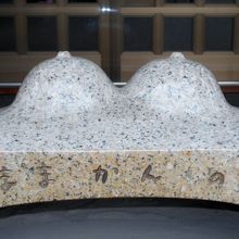 阿弥陀堂の線香立て。見事な上向きお椀型。