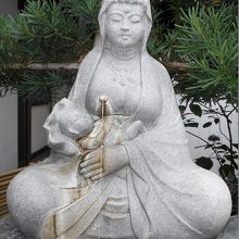 阿弥陀堂手前の慈乳観世音菩薩坐像。