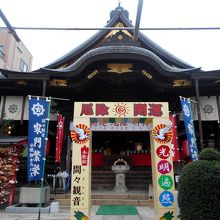 入母屋造銅板葺妻入の本堂。