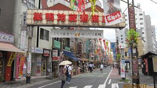 「おばあちゃんの原宿」のイメージが定着していますが、商店街の調査では客の5割が40～50代の主婦で、3割がそれ以上の年配の人、残りの2割が若者だということです。