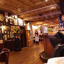 リンカーンルームにはお酒のカウンターがありました。