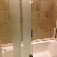 左上にシャワーがあるが、ずっと水漏れ