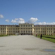 これが有名なシェーンブルン宮殿