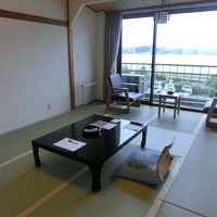 窓が大きい。湖がよく見えます