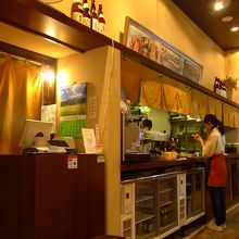 調理場と出来上がりカウンター右と奥は客席