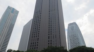 レンガ色のビル