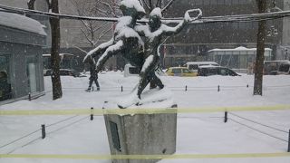 元気な、子牛と少年の像です！