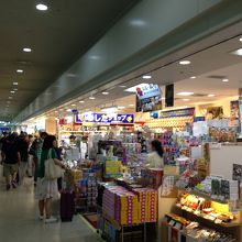 地元出店のお土産や