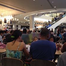 週末のフードコートはこの賑わい