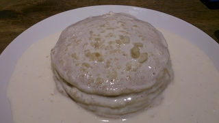 舞浜で甘～いマカダミアナッツクリームパンケーキ。