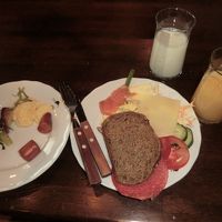 朝食　隣接レストランEGONで食事