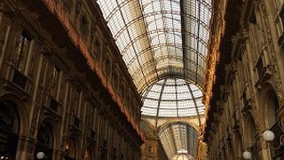 ガラス張りのアーケード